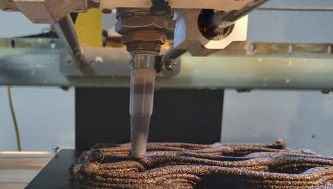 Printkop legt 3D-geprint materiaal voor myceliumkweek.