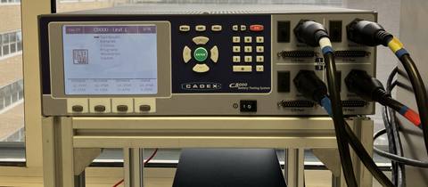 Cadex C8000 battery analyzer in het Saxion-lab voor BatteryNL.