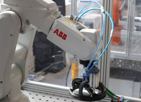 ABB-robotarm met grijper in de DAKAR-opstelling bij DYKA / Windesheim.