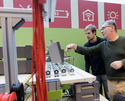 Meetbank in het HAN Power Lab voor netkwaliteit naast congestie.