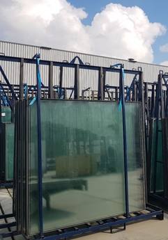Gedemonteerde ruiten, klaar voor hergebruik in nieuw isolatieglas.