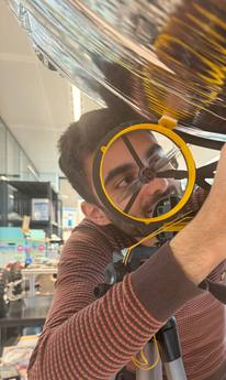 Kruiprobot van het HvA Maintenance Lab op een vliegtuigromp voor robotinspectie.