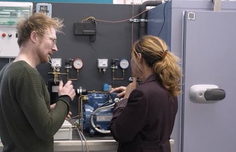 Koelinstallatie waarmee de HvA de Virtuele Servicemonteur voor de maakindustrie oefent.