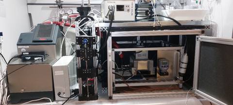 Robotisch flowchemieplatform van INCEPTION bij Zuyd, met lineaire positioneerder, Julabo-thermostaat en Mettler Toledo-balans.