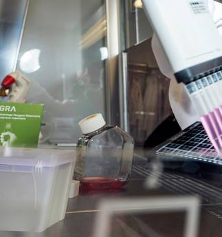 Multikanaalspipet en well-plaat in de organ-on-a-chip-opstelling van Hogeschool Leiden (LCAB).