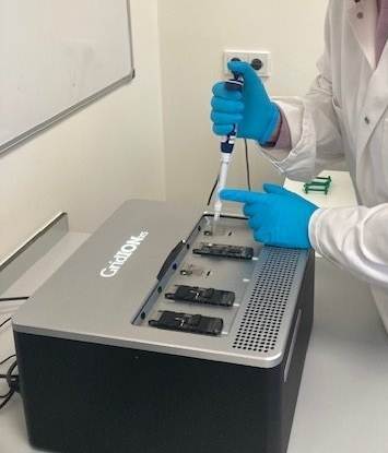 GridION-sequencer in het LCAB van Hogeschool Leiden, voor de DNA-sequencing van STRAIN-AI.