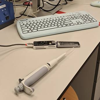 Oxford Nanopore MinION-sequencer op de labtafel bij Inholland, met pipet en vortex.