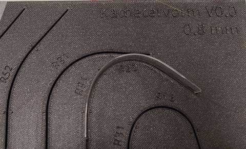 Glasvezel op de kathetervorm (0,8 mm) voor real-time shape sensing (De Haagse Hogeschool).